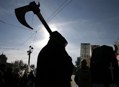 Los empleados municipales de Sevilla cortan el tranvía