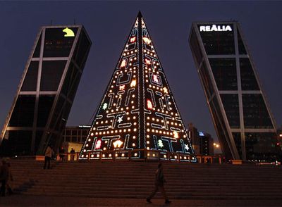 El árbol  comecocos  de la plaza de Castilla instalado por el Ayuntamiento.