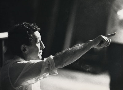 Antonio Llopis, en los años noventa dirigiendo  Historia de un soldado .