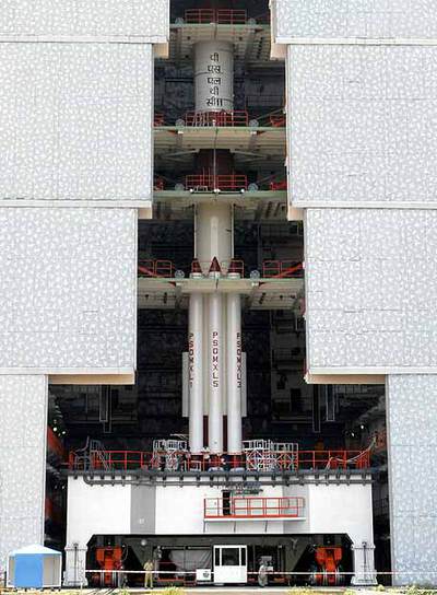 Los países emergentes luchan por retener a sus  cerebros  para sus programas, como el cohete i>Chandrayaan  indio.