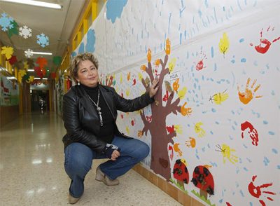Pilar Triguero, en el aula del colegio público Las Cañadas donde estudió su hijo.