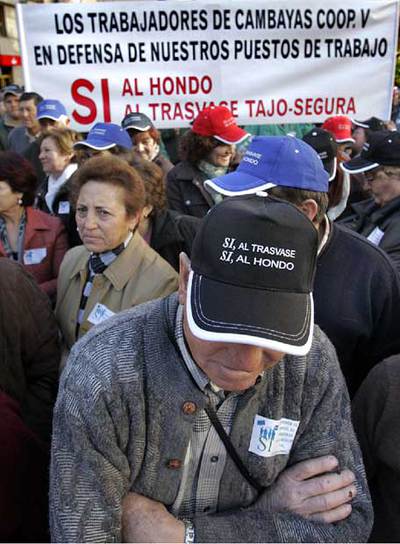 Un momento de la manifestación de regantes, ayer, en Elche.