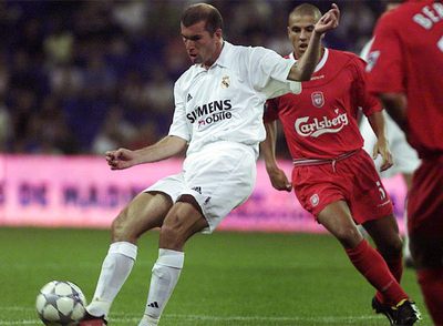 El ex madridista Zidane, ante el Liverpool, en el Trofeo Centenario del Madrid jugado en 2002.