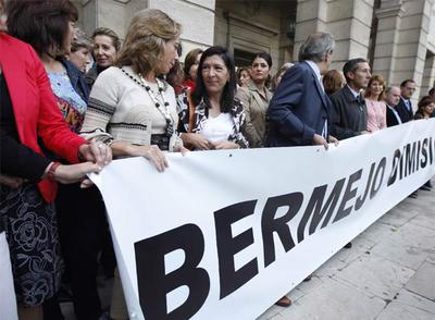 Concentración de secretarios judiciales  el pasado 21 de noviembre en Sevilla en apoyo a Juana Gálvez (en el centro), secretaria del  caso Mari Luz .