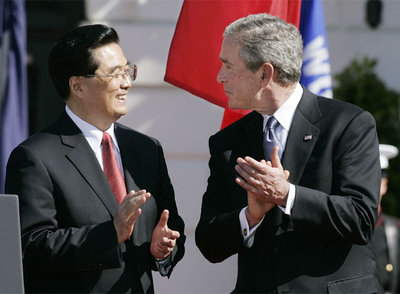 El presidente chino Hu Jintao, en EE UU con George Bush; la potencia emergente junto a la consolidada.