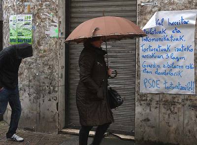 Cerca del Ayuntamiento de Azpeitia, un pasquín anuncia nuevas detenciones y acusa al PSOE de 