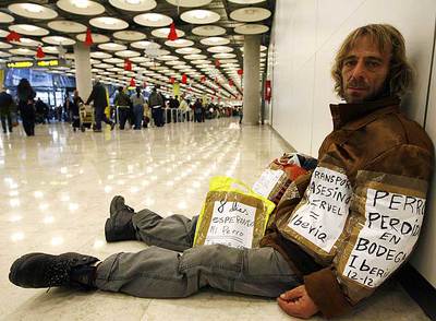 Manuel García lleva tres días en la T-4 buscando a su perro  Trus,  que perdió Iberia.