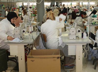 Trabajadores de la empresa española Interpunt instalada en Tánger.