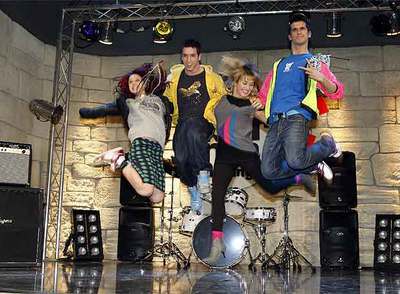 La serie de Antena 3,  18,  cuenta con reparto coral.