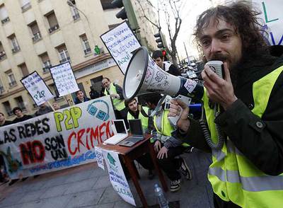 Manifestación a favor de las descargas  p2p  frente a la sede del PSOE en Madrid.