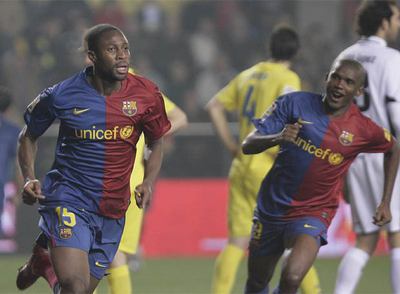 Eto'o (a la derecha) corre a felicitar a Keita tras lograr éste el primer gol de los azulgrana.