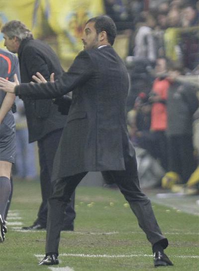 Pep Guardiola da instrucciones a sus jugadores.