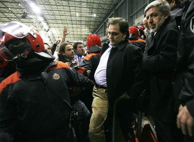 Jokin Aperribay (en el centro) es protegido por los  ertzainas  tras ser elegido presidente.