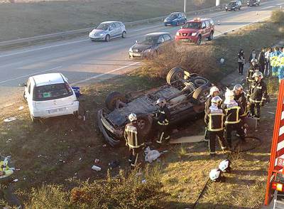 Un muerto y siete heridos en dos accidentes de tráfico