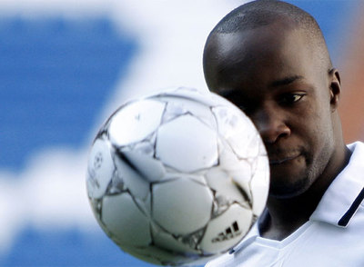 Lassana Diarra, ayer en su presentación en el Bernabéu como nuevo jugador del Madrid.