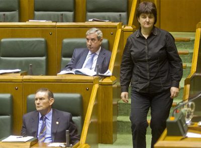 Nekane Erauskin, del PCTV, pasa junto al  lehendakari  Ibarretxe en la Cámara vasca.