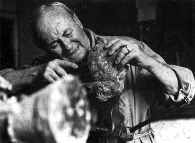 Joan Miró, en 1983, trabajando en su estudio en una de sus esculturas.