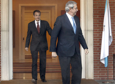 José Luis Rodríguez Zapatero y Emilio Pérez Touriño, ayer, poco antes de la reunión que celebraron en la Moncloa.