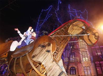  El Olentzero  y Mari Domingi, ayer en la Gran Vía de Bilbao durante el desfile.