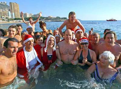 Alberto de Mónaco, rodeado de un grupo de bañistas en la playa de la Rosa.