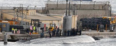 El submarino nuclear  Alexandria ,   en el muelle de Gibraltar.