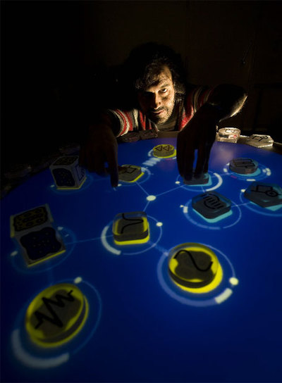 Sergi Jordà posa con una  reactable. 