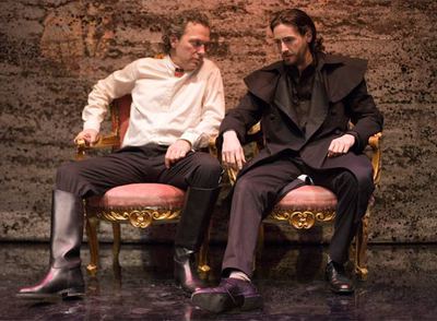 Jose Coronado y Juan Diego Botto (a la derecha), en una escena de  Hamlet. 