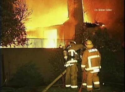 Los bomberos combaten el fuego en la casa donde se produjo la matanza.