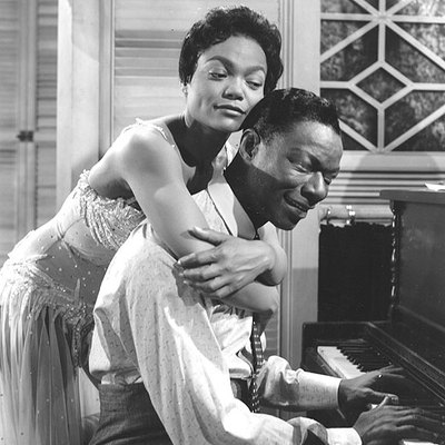 Eartha Kitt, con Nat King Cole en el filme  Saint Louis Blues .
