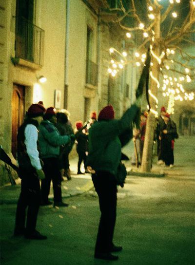 Un hombre dispara al aire durante la  Festa del Pi  en Centelles (Barcelona).