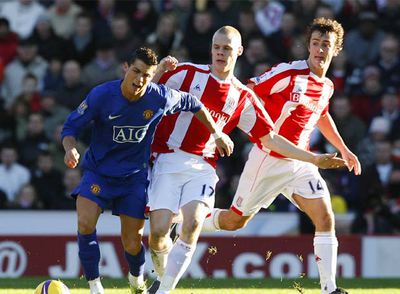 Cristiano Ronaldo trata de escaparse de Shawcross en el partido Manchester United-Stoke.