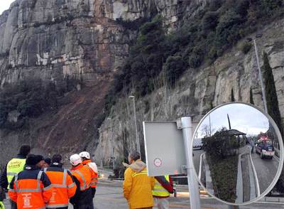 Un desprendimiento de rocas y tierra corta la carretera de acceso a la plaza de Montserrat. 