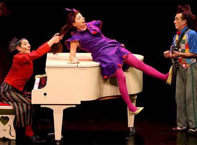 Escena de  Rococó bananas , de la veterana y surrealista compañía de payasos Los Excéntricos.