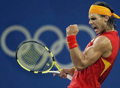Rafa Nadal celebra un punto en la final olímpica de Pekín.