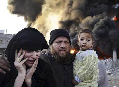 Una familia palestina huye del campo de refugiados de Rafah, al sur de la franja de Gaza, tras un ataque del Ejército israelí.