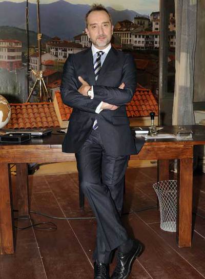 Gonzalo de Castro, frente al decorado de su nueva serie,  Doctor Mateo .