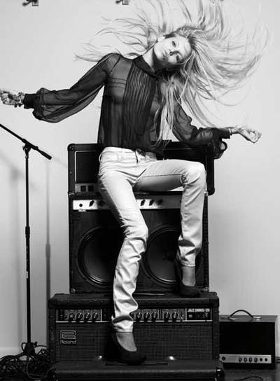 Theodora Richards, hija del  stone  Keith, con unos vaqueros diseñados por ella.