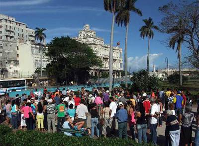 Cientos de cubanos hacen cola frente al Consulado General de España en La Habana para solicitar la nacionalidad española.