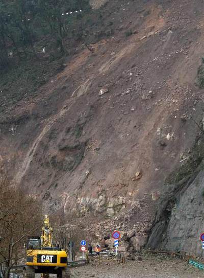 Desprendimiento de piedras y tierra en Montserrat.