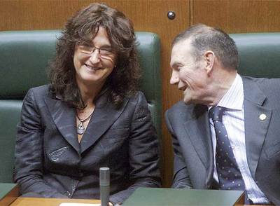 El  lehendakari  Ibarretxe hablaba con la  vicelehendakari,  Idoia Zenarruzabeitia, en un momento del pleno de ayer.