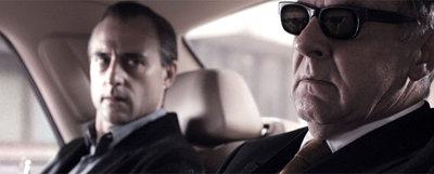 Mark Strong (izquierda) y Tom Wilkinson, en un fotograma de  RocknRolla. 