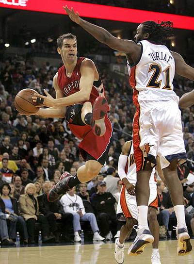 Calderón trata de superar la oposición de Turiaf.