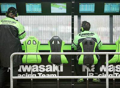 Técnicos de Kawasaki siguen a través de los monitores una sesión preparatoria.
