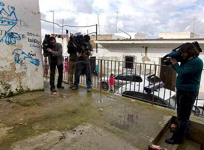 Varios cámaras de televisión graban los restos de sangre en la entrada de la casa del parricida.