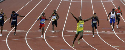Usain Bolt, radiante, levanta los brazos tras conseguir la medalla de oro olímpica en los 200 metros.