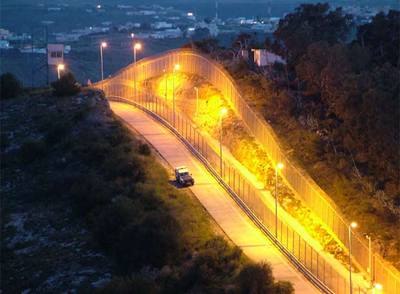 Potentes focos iluminan de noche la valla fronteriza entre Melilla y Marruecos.