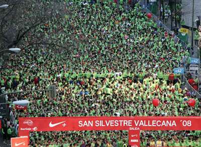 Un atasco humano y otro de coches despiden el año