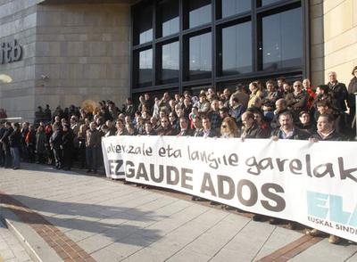 Trabajadores de EITB y de otros medios de comunicación, ante la sede de la radiotelevisión vasca contra la que atentó ETA.