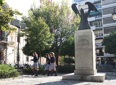 Monumento a José Antonio Primo de Rivera, en pleno centro de Granada.