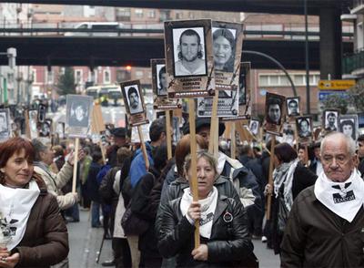 Una foto de Txeroki encabeza la manifestación por los presos de ETA